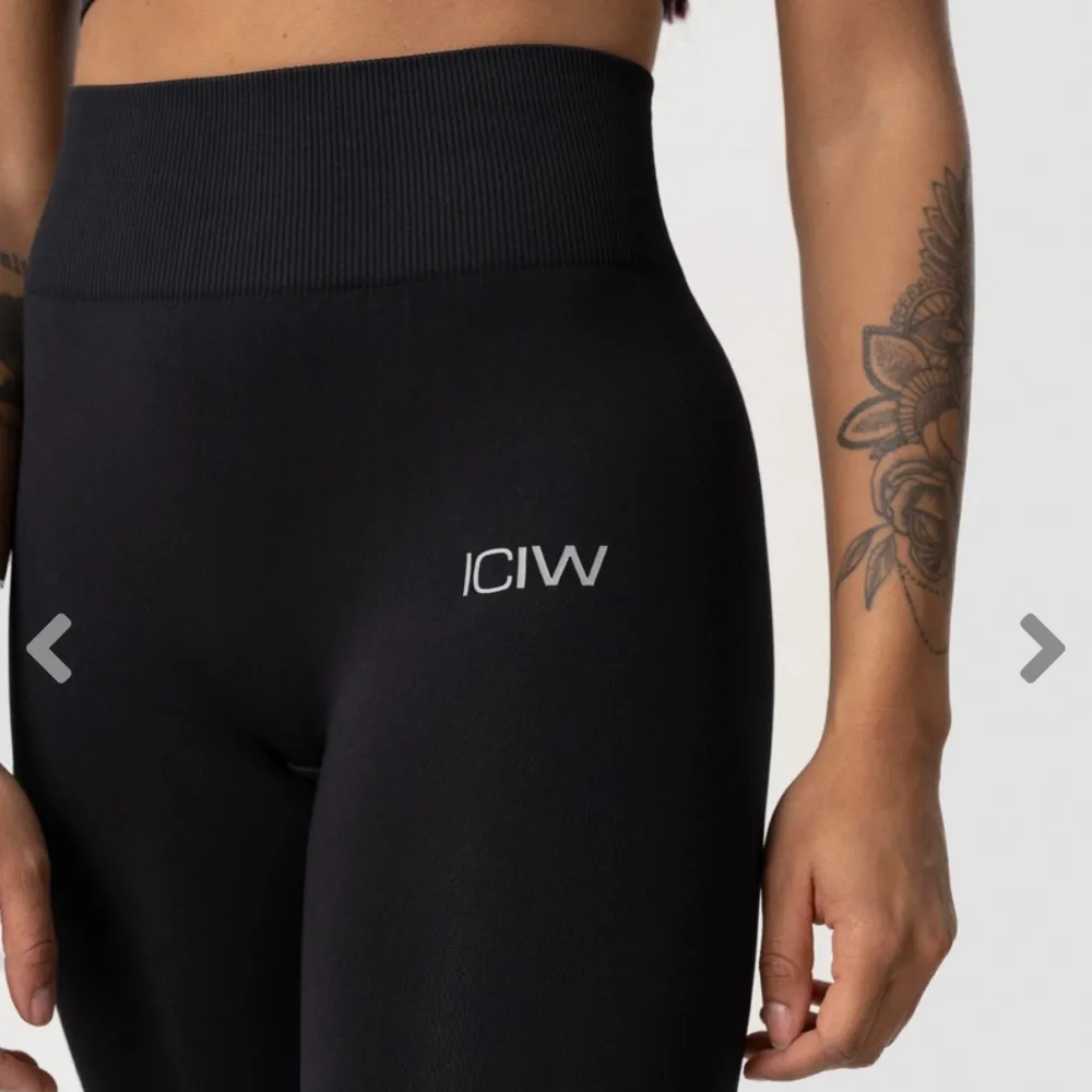 Jättefina och sköna träningstights från icaniwill, det är deras modell definie seamless tights black wmn. Säljer de pga att det är fel storlek för mig. Endast använda ett fåtal gånger.🤩😍. Jeans & Byxor.