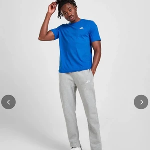 Nike grå mjukisbyxor - Säljer nu helt nya gråa nike mjukisbyxor då storleken ej passade mig. Helt oanvända med alla lappar kvar. Köpta på JD sports.