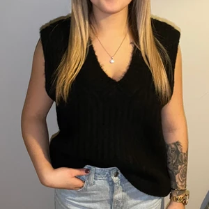 Svart stickad väst - Om jag minns rätt är det byanastasia. 