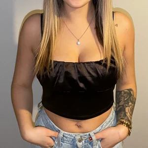 Svart fest topp - Jättefin från H&M. Aldrig använd! Funkar till fest och vardag.