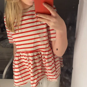 Randig tröja med volang - Trendig zara tröja med räder RÖD