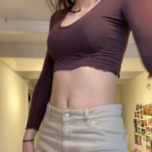 Långärmad brun tröja - Det här är från början en body från Nelly, som jag har sytt om till en tröja med lite söta sömmar. Säljer pga lite liten. 💕