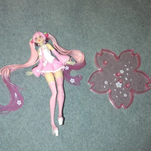 Rosa miku hatsune avatar^^  - Köpt för 216, säljs för 100. Den kommer i delar (kolla sista bilden), väldigt fin decoration men säljer den pga ingen plats att ha den.