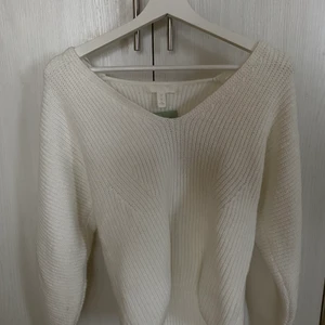Vit stickad tröja h&m - Superfin tröja från h&m. Aldrig använd. Strl S. Köparen står för frakten.