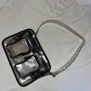 Cool väska! - Säljer denna super coola väska från Nunoo! Använt skick. Hör av dig vid frågor eller funderingar🥰 köparen står för frakt 📦 (66kr)🥰