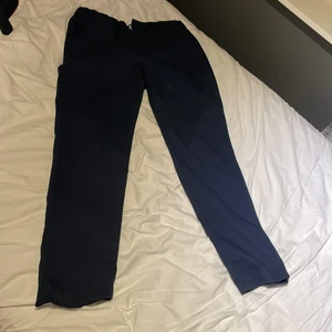 Kostymbyxor - Byxor från moult, släppt i sömmen längst ner på vänstra benet men annars i bra skicka