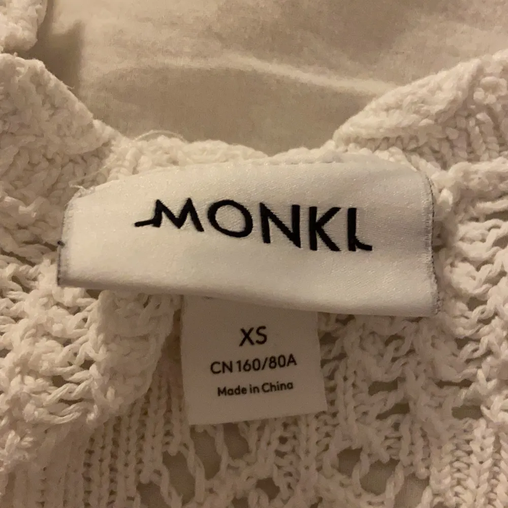 Säljer denna supersöta vita kofta från monki i xs💗 frakt ingår i priset😘. Stickat.