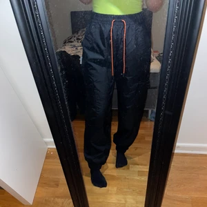 Svarta cargos - Cargos köpta form ASOS, knappt avvända! Lose och baggy fit med mud i fotänden.