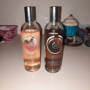 Pqrfym - Två parfymer fårn the body shop. Persika och kokos. Se sista bilder hur mycket det är kvar. Använda! Den de är mest i är knappt använd.                                                     Pris: kokos 20kr+frakt persika 50kr+frakt   pris kqn diskuteras