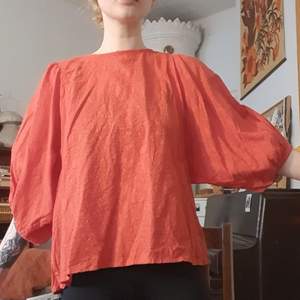 fantastisk tröja i orange/röd färg med vackra puffärmar! från Wera i fint skick:-) dragkedja i ryggen, fin passform..