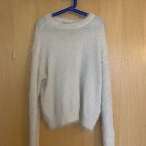 Tröja från H&M - Säljer denna vita fluffiga tröja från H&M, knappt använd.