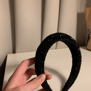 Diadem! - Fint diadem eller hårband med diameter på! Super fint och passar till allt. Det är i jätte jätte bra skick och nästan aldrig används!! Priset kan diskuteras ❤️❤️