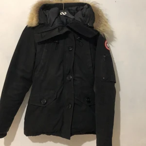 Canada Goose - Säljer min Canada Goose jacka i modellen Montebello. köpt för 3 år sen. Har inget kvitto kvar tyvärr. Kan skicka fler bilder vid behov. Man kan spänna midjan. Avtag bar päls. Rök och djur fri. 