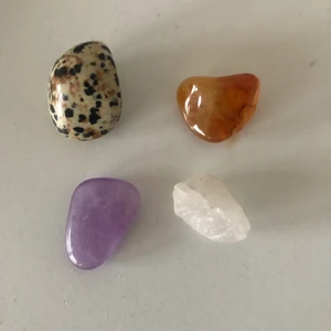 Kristaller - Äkta kristaller! 1 för 25kr eller alla för 80kr. Köparen står för frakten. Kontakta via intresse eller frågor 