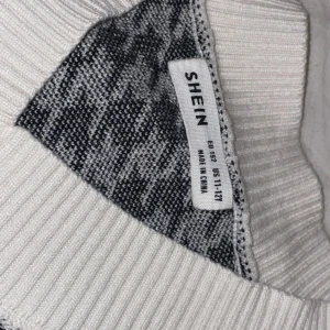 Rutig svart vit väst - Tänkte sälja min svart visa väst för att den var alldeles för lite för mig fick! Den är från SHEIN och storlek XS men skulle absolut passa en som är XSS