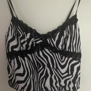 90s topp - Snyggt linne med skjutsebara band 