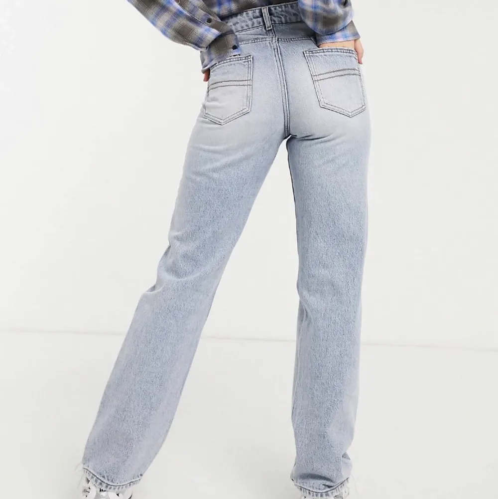 Collusion jeans som är köpta för 2 år sedan.💞Jag har använt dom vid 2 tillfällen. Som är i en storlek som är helt omöjlig att få tag på nu. 💗Dom är så snygga. Jag är 163 centimeter och dom passar perfekt på mig. Dvs lite över skorna🙏🏼💞 Det är en 26 i midjan men sitter som en 25 mer tycker jag . Jeans & Byxor.