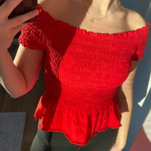 Blus  - Jättefin röd blus köpt på gina tricot. Den är i storlek XS. Frakten ingår i priset! 😄