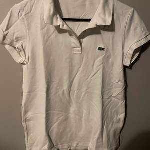 Säljer en vit Lacoste T-Shirt, knappt använd. Står storlek 40 men passar en 38/36, alltså S/ liten M