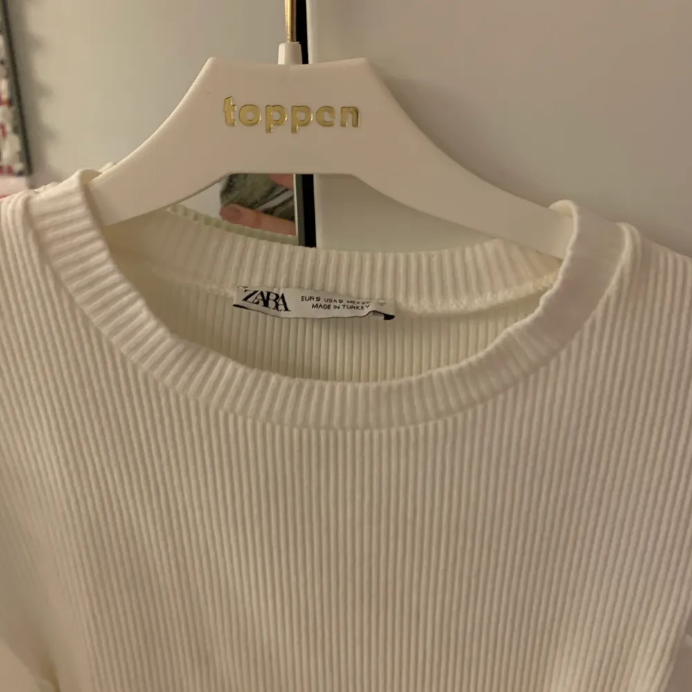 Jättefin tröja från Zara med genomskinliga puffärmar, kommer inte tlll användning längre så därför säljer jag den. Köptes för nästan ett årsedan. Priset med frakt blir 115kr. Tröjor & Koftor.
