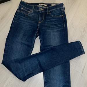 Blåa Levis jeans. 710 Super skinny W26 L32. Använda men i mycket fint skick