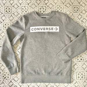 Grå gosig Converse sweatshirt som är helt ny och oanvänd! ❤️ 