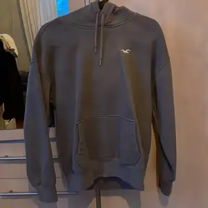 En grå hollister hoodie som är i bra skick, säljer den pga att jag ej använder den längre 