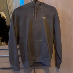Hollister  - En grå hollister hoodie som är i bra skick, säljer den pga att jag ej använder den längre 