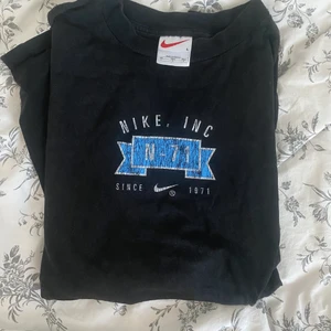 Vintage nike t-shirt - Köpt second hand o Köpenhamn för 250 DKK. Säljer för 150 kr. Stolek L. 
