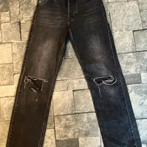 Junkyard Nevermind svarta jeans. Storlek 26. De är raka i benen. Knappt använda (max 2 gånger) då dem inte är högmidjade, utan mer normala i midjan. Nypris var 400kr, säljer för 100. Kan mötas i Halmstad eller skickas mot fraktkostnad. :) 