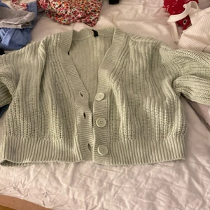 Pastel grön kofta - Storlek S, köpt på hm för 200kr, tror den är slutsåld. Använder den inte längre