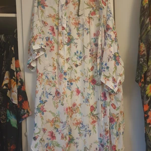 Lång kimono  - Blommig kimono längre modell.