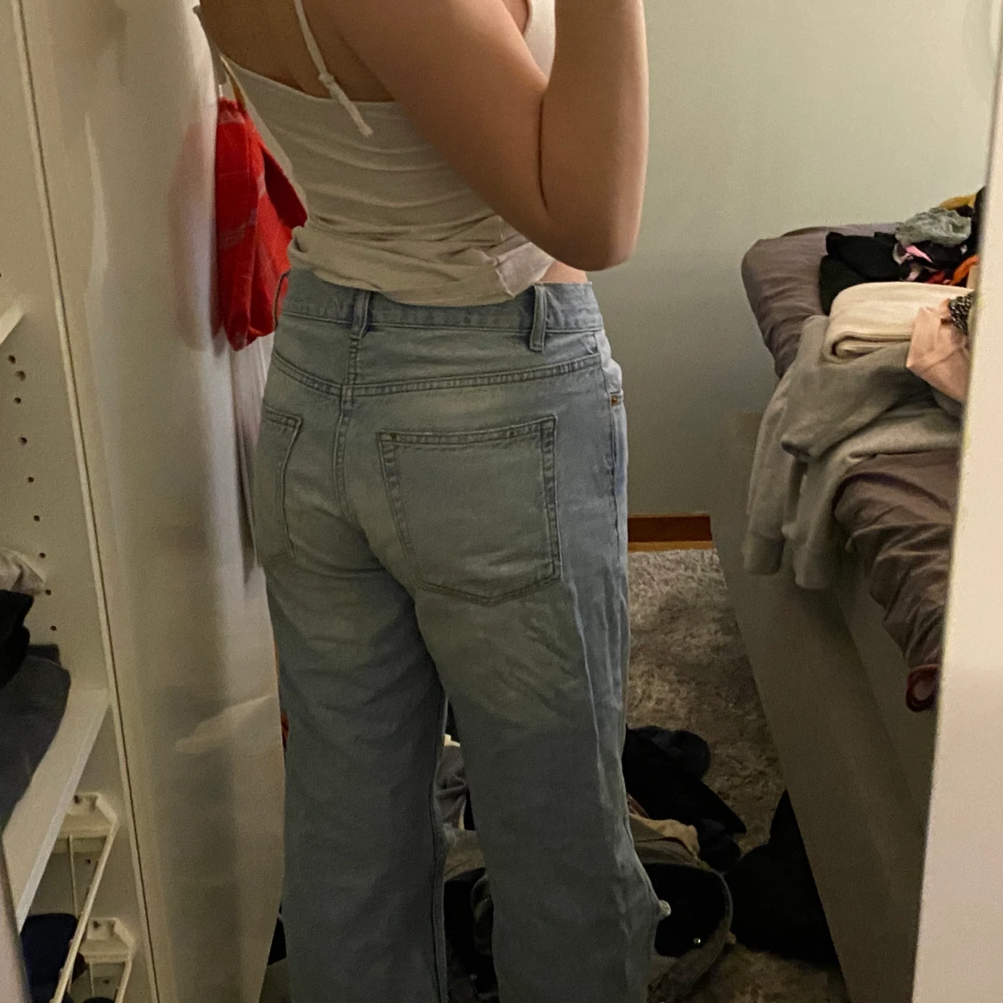 LÅGMIDJADE JEANS med hål - 90