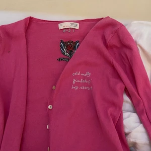 Kofta från Odd Molly - Supersöt rosa kofta med knappar från Odd Molly i storlek 1 som motsvarar S 💕💕