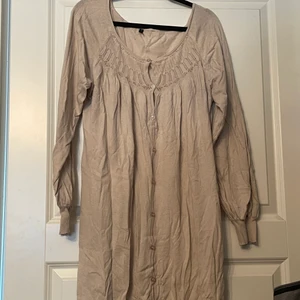 Beige stickad tunika  - Säljer denna gulliga stickade beiga tunika. Den är i storlek L och kommer inte ihåg vart den är köpt ifrån, men den är i väldigt fint skick!!