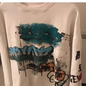 Sweatshirt - Sweatshirt från pull&bear men köpt på zalando! använd ett fåtal gånger så skulle säga att den är i nyskick💕 Köpte den för 300kr på zalando och den är slutsåld. Den är i storlek M men den passar nog dem flesta. Skriv privat för fler bilder☺️