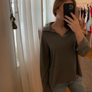 Grå vringad tröja  - Grå tröja från Gina. Helt ny och kommer inte till användning.