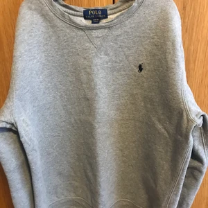 Ralph Lauren sweatshirt strl L 14-16 år - Fin grå sweatshirt från Ralph Lauren i barnstrl L, men passar också en xs/s fint