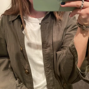 Vårjacka - En mörkgrön jacka från & other stories i mycket bra skick. 💓 I strl 32 men passar mig som oftast har 34!