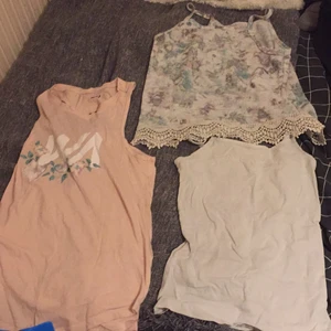 Tre linnen - Fint skick det rosa linnet har storlek 158/164 det vita linnet har storlek 134/140 och det blandade linnet har storlek 146/152 . Alla tre för 60kr eller en för 20kr