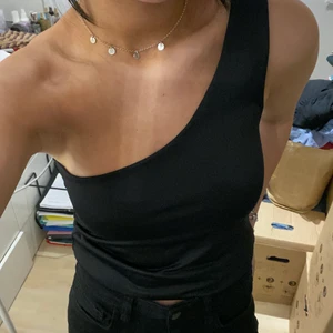 Topp strl. M! - Säljer denna one-shoulder topp i storlek M! Väldigt skönt material, säljer den för 70kr!