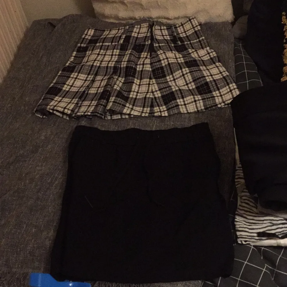 Båda kjolarna för 80kr annars en för 40kr hämtas i Eslöv , den svarta kjolen har storlek S och den andra har storlek 164. Kjolar.