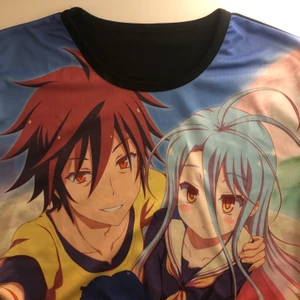 Anime t-shirt - Anime t-shirt köpt på con för några år sedan, aldrig använd! Har luftigt/sportigt tryck som andas väldigt bra - detalj på sista bilden :) skriv om ni har frågor eller vill ha fler bilder! 💓💓💕