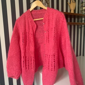 Rosa kofta - Älskar denna fina kofta i ull! Väldigt varm och i bra skick, inga slitningar och fina små genomskinliga knappar! Beroende på önskad passform alltifrån XS-M<3