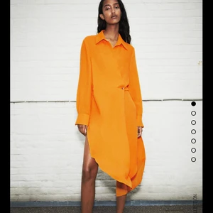 Klänning - Klänning från Zara i en perfekt orange färg, den har dock slits som går alldeles för långt upp på mig med ganska långa ben, se sista bilden :/ Aldrig använd, bara provad. Helt slutsåld på hemsidan!