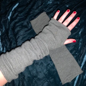 Kashmerevantar - Säljer dessa jättesköna kashmerevantarna i en fin grön färg som är slutsålda. Från Lisa Yang och är köpta i Mathilde butiken