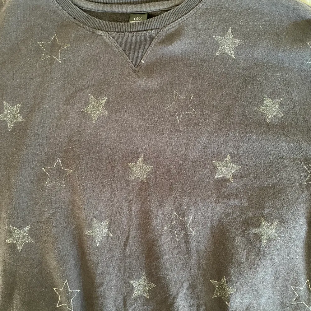 Grå sweatshirt från Ellos med glittriga stjärnor på, passar som en S💘. Hoodies.