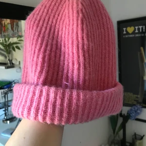 Lurvig mössa från H&M💕 - Rosa lurvig mössa från H&M med 17% mohair och 16% ull. Sparsamt använd😇