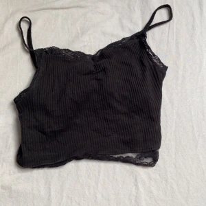 Svart linne  - Säljer mitt svarta linne. Storlek S. Kostar 75kr + frakt. 