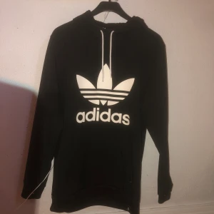 Skidjacka  - Säljer min skidjacka som är använd fåtal gånger den är som ny! Tror den är helt slutsåld också,nypris 1599 den är köpt på ridestore! Matirealet är som hoodie, priset går att diskutera! Frakten ingår i denna